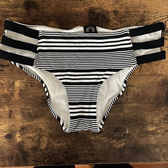 NEW Sunn Lab Women’s Striped Bikini Top & Bottom, Black/White, Small - Picture 7 of 10